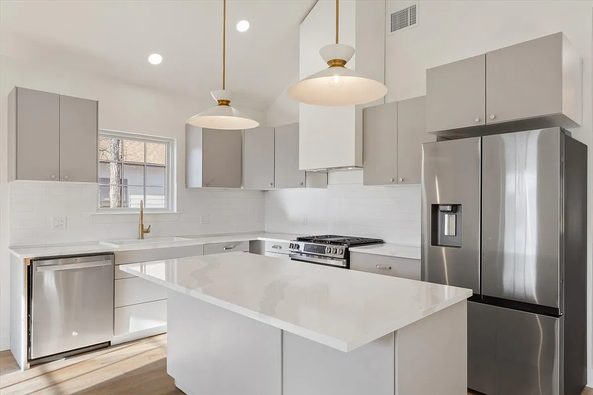 3 bed, 1200 sqft, $2,100 — Photo 4