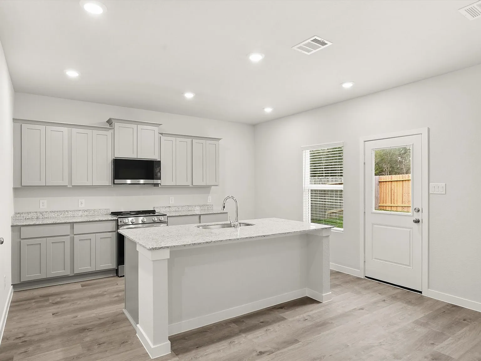 3 bed, 2.5 bath, 1678 sqft, $2,150 — Photo 2