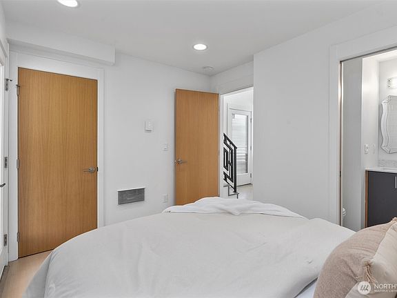 3rd image of 2619 Franklin Avenue E