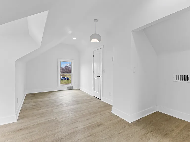 2554 Parker St — Photo 17