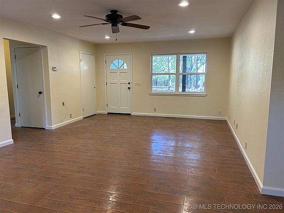 2nd image of 110 S Mockingbird Ln