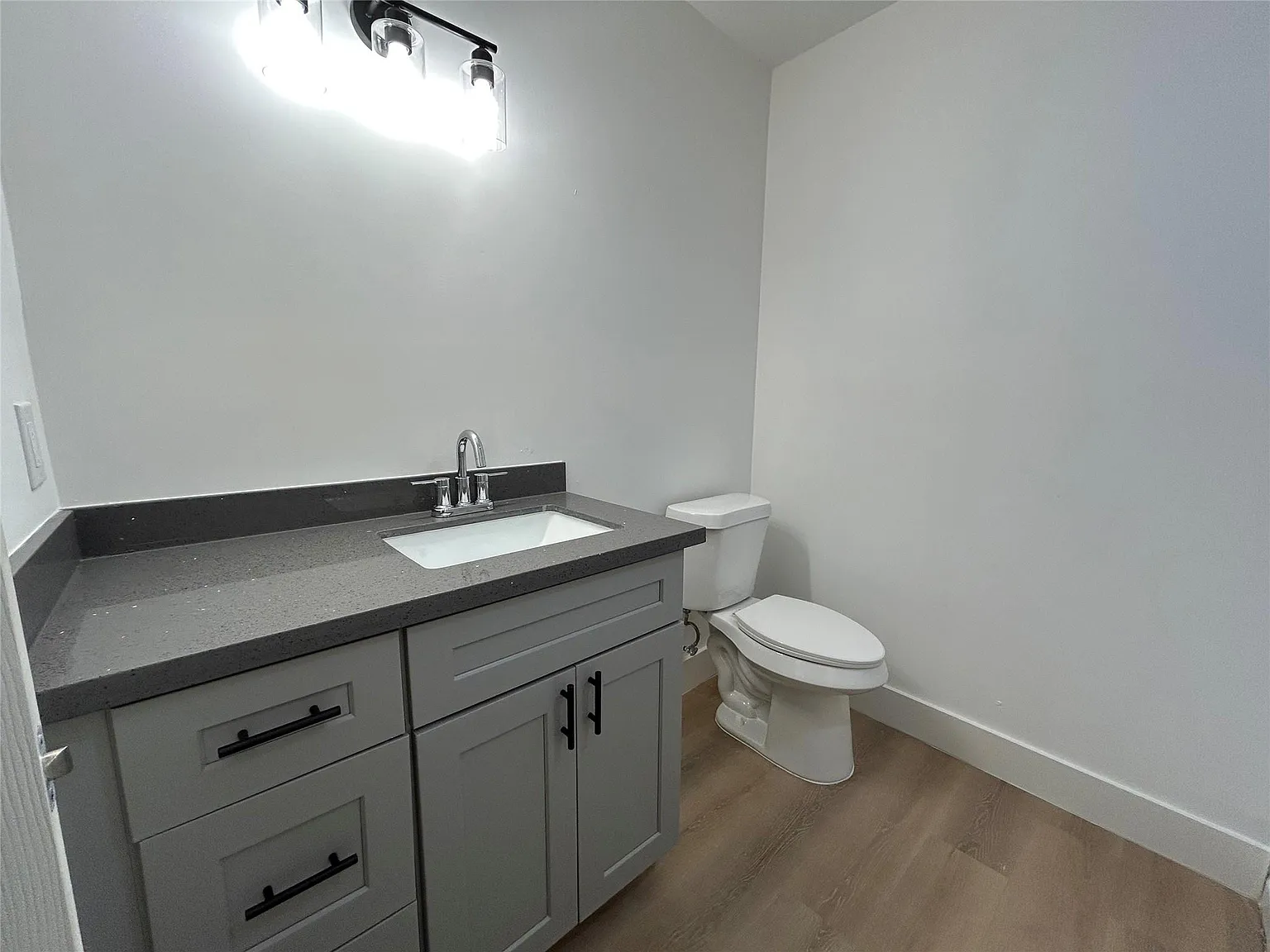 2 bed, 1.0 bath, 4588 sqft, $1,300 — Photo 4