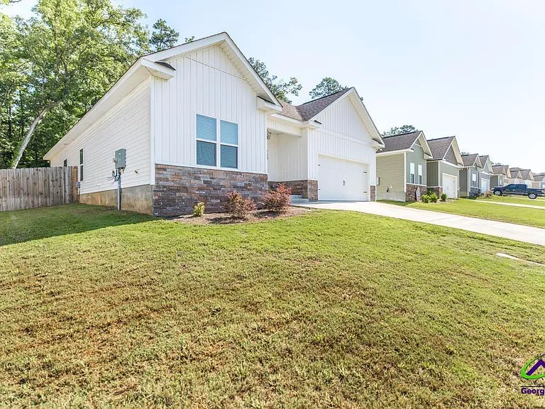 113 Garrett Ln — Photo 3