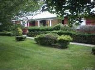75 Manor Rd, Huntington, NY 11743