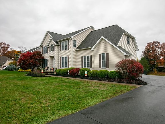 3rd image of 14 Turnberry Dr