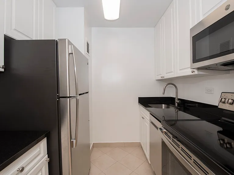 211 W 56th St #F9 — Photo 7