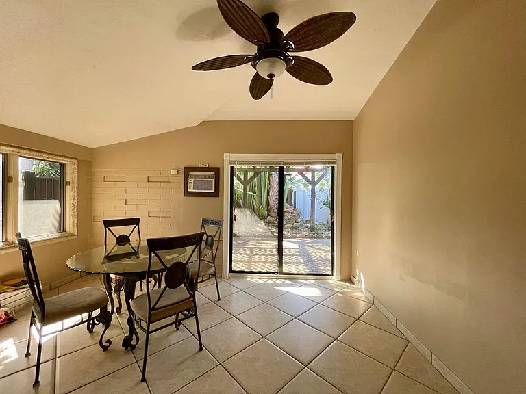 2725 NE 27th Ct — Photo 3