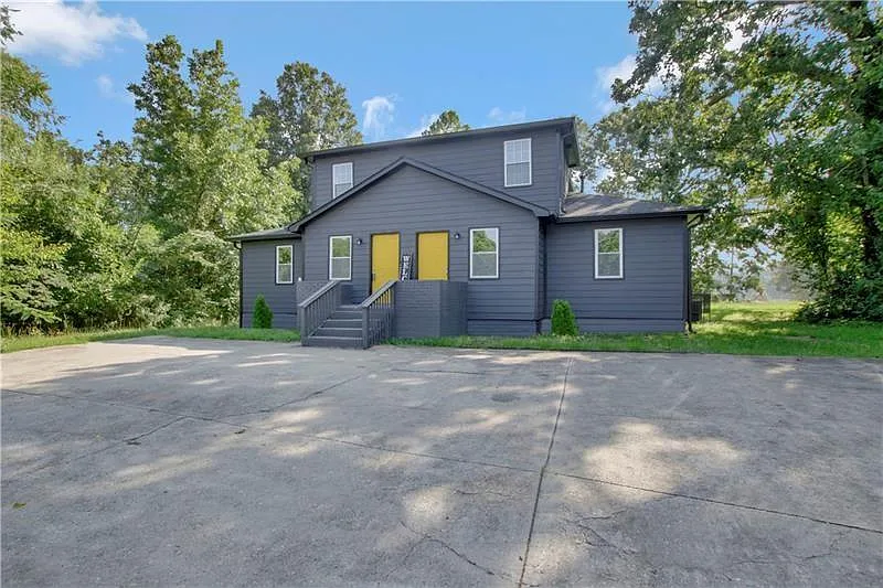 3 bed, 2.0 bath, 2304 sqft, $1,595 — Photo 2