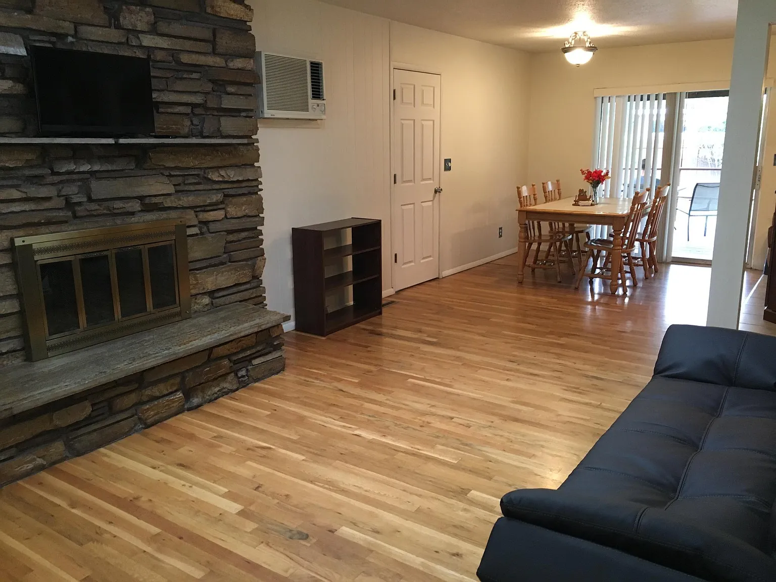 3 bed, 1.5 bath, 1240 sqft, $2,195 — Photo 2