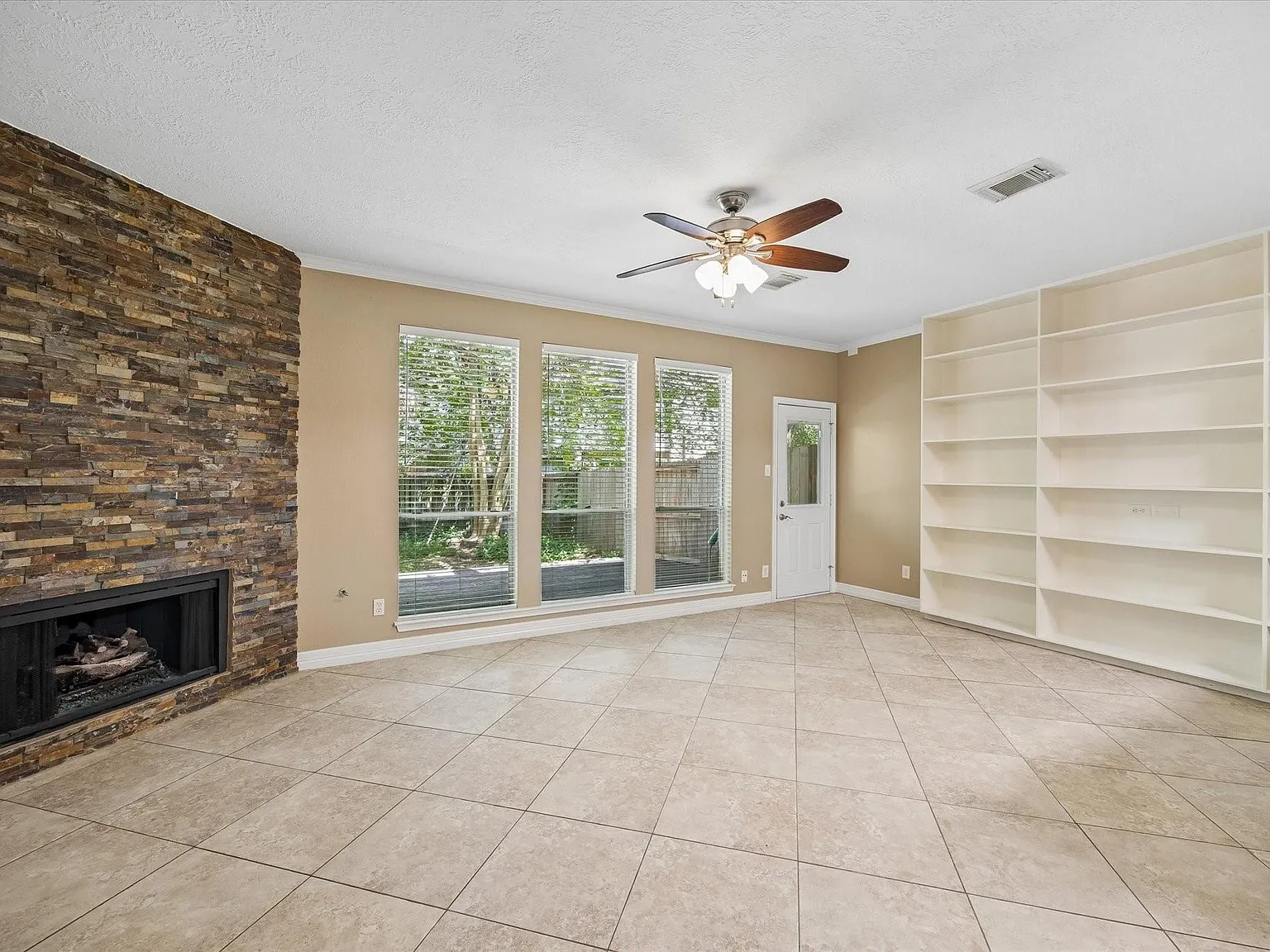 3 bed, 2.5 bath, 1501 sqft, $2,000 — Photo 3