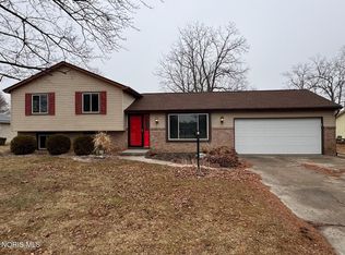 210 Lakeview Dr, Bryan, OH 43506