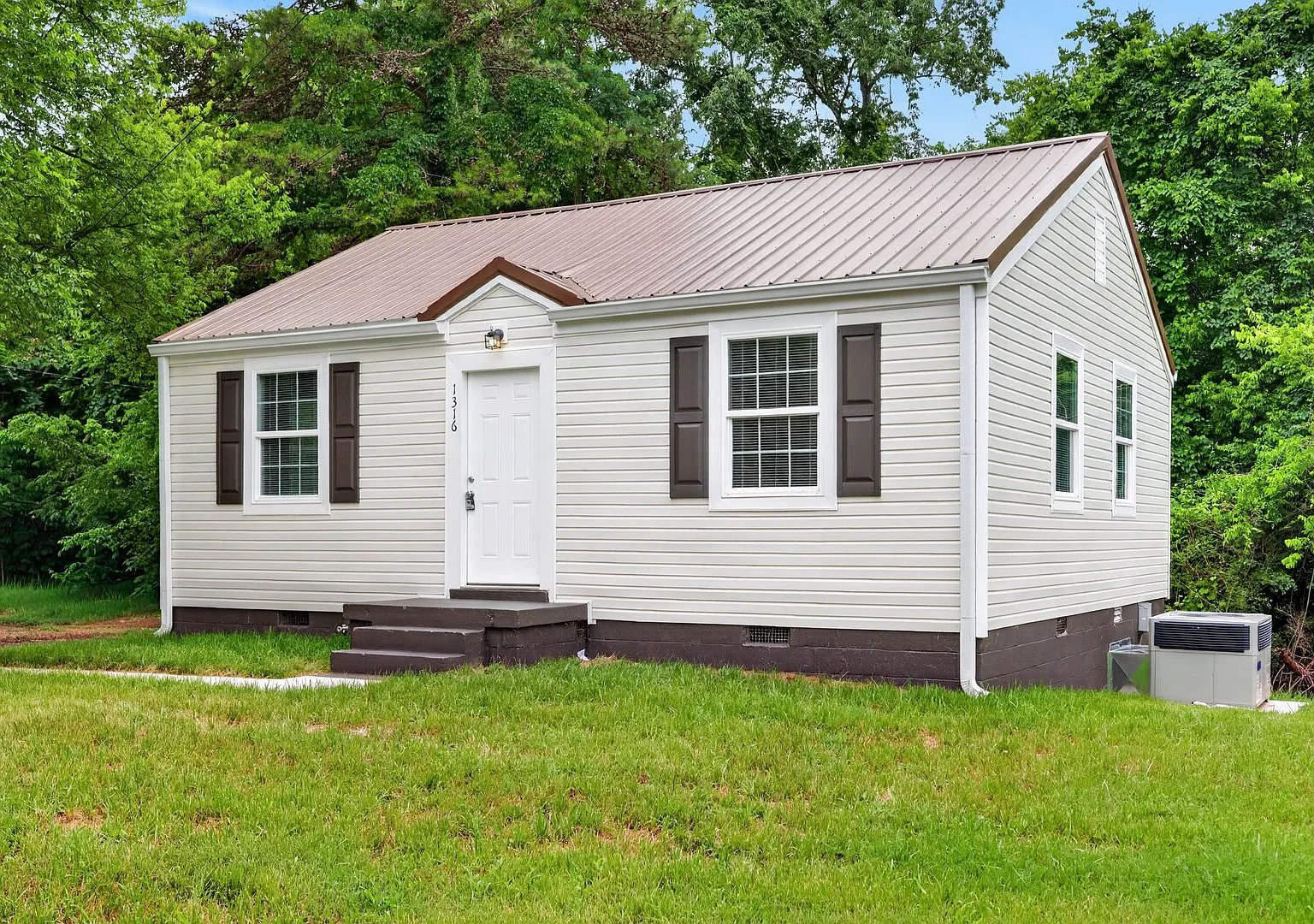 2 Bedroom Home For Rent Near APSU! — Photo 2