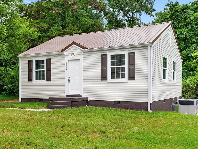 1316 Sunnyview Dr — Photo 2