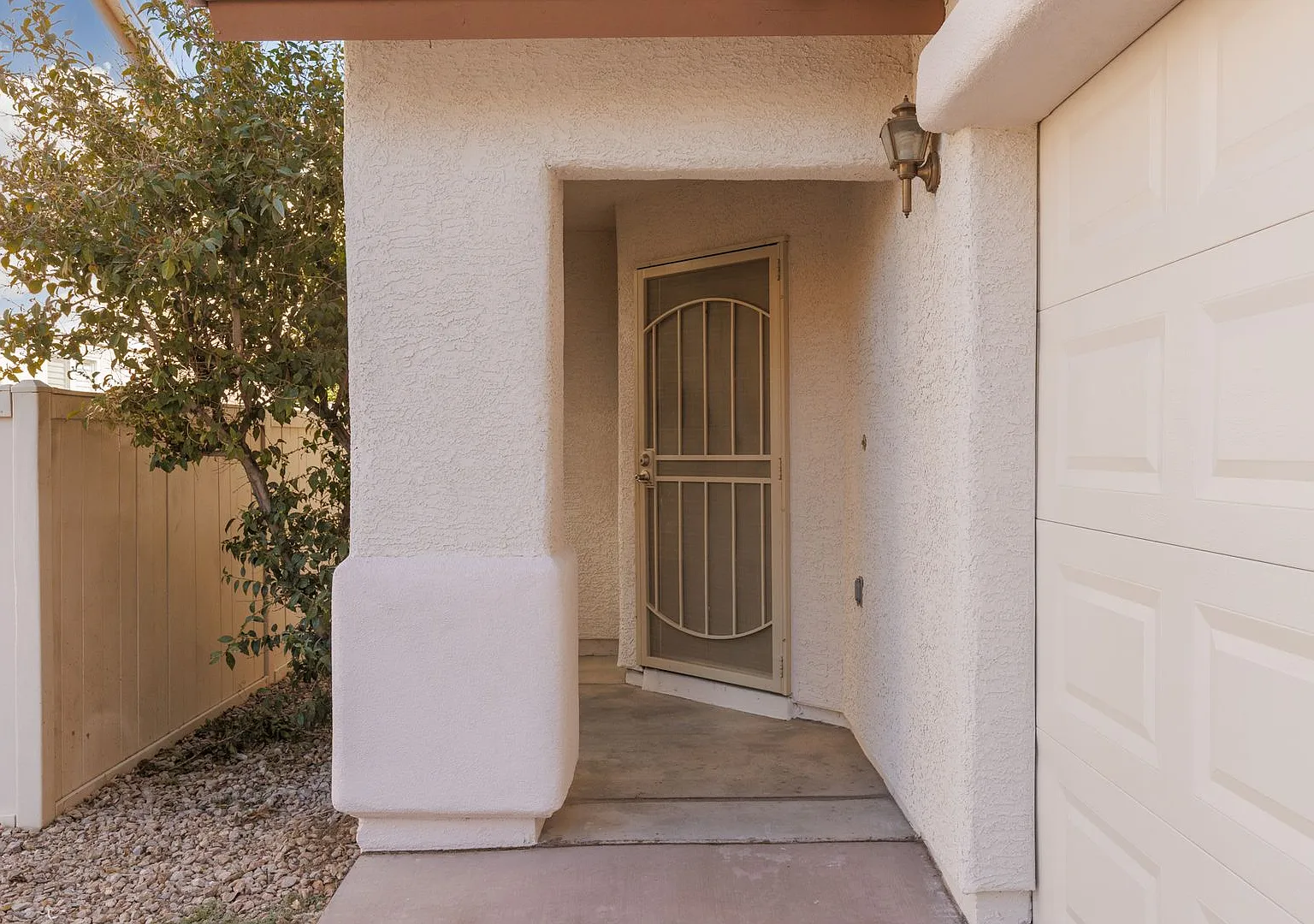 Well mainted SW 3 bedroom home for only $1895! — Photo 2