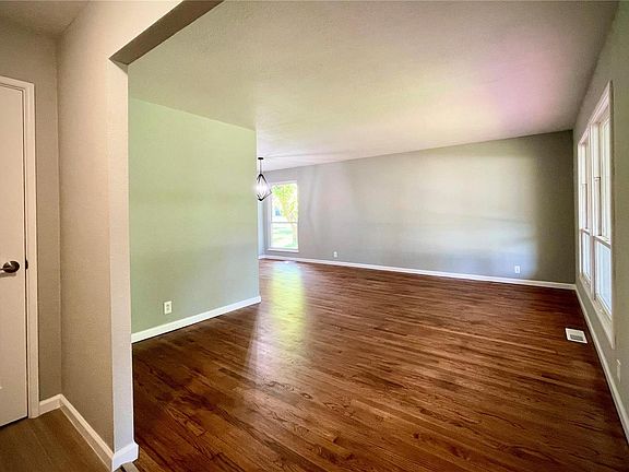 3rd image of 2320 Wedgwood Dr W