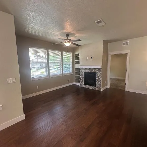 2122 Sandbur Dr — Photo 3