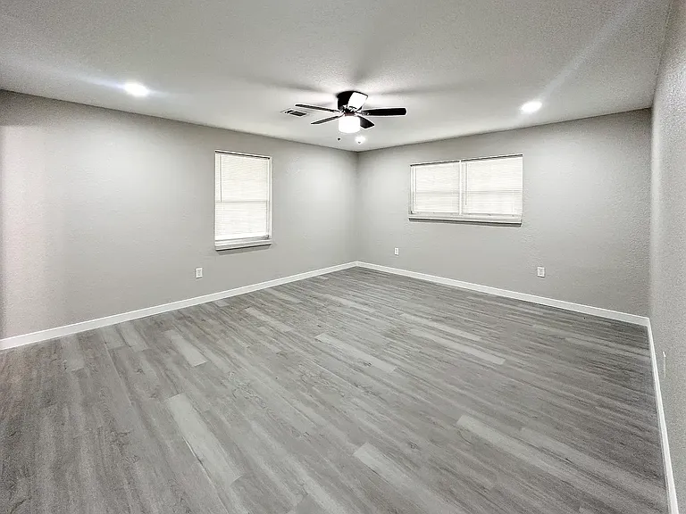 1015 Maplewood Dr — Photo 8