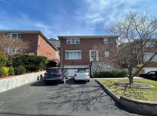 218 11th St #1, Palisades Park, NJ 07650
