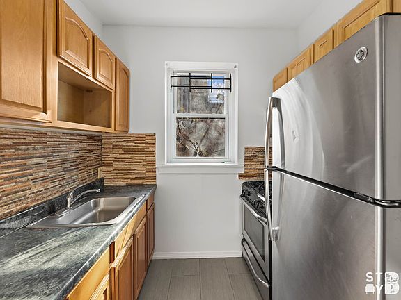 2nd image of 914 Jefferson Ave APT 1