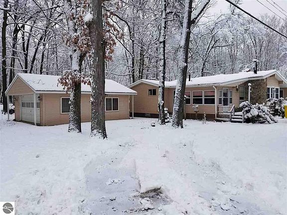 3rd image of 1134 N Clare Ave