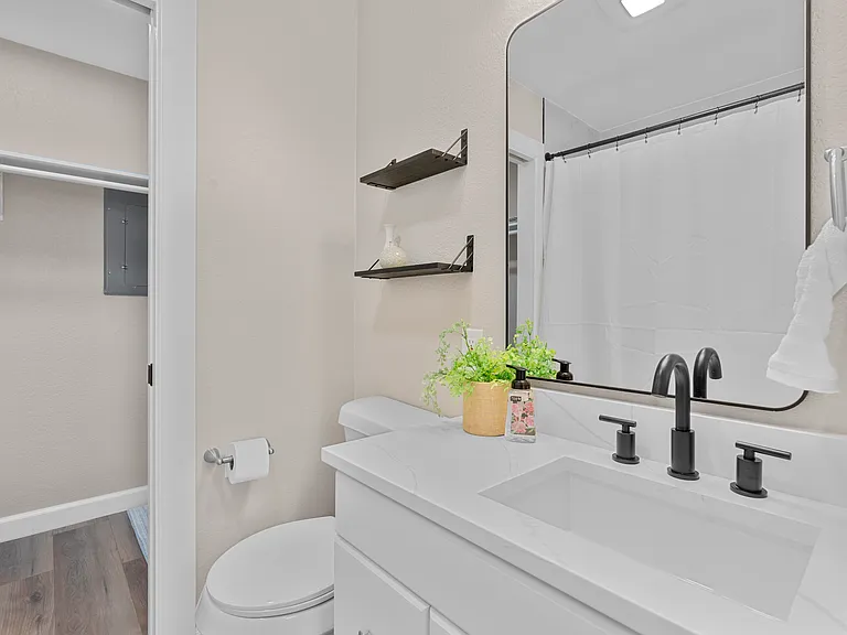 1505 N College St — Photo 16