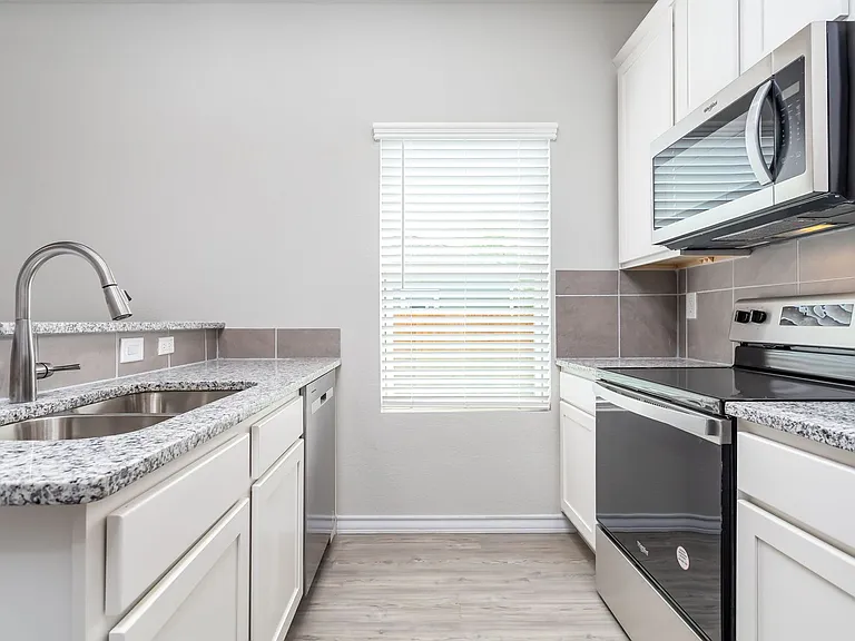502 Hudson St — Photo 3