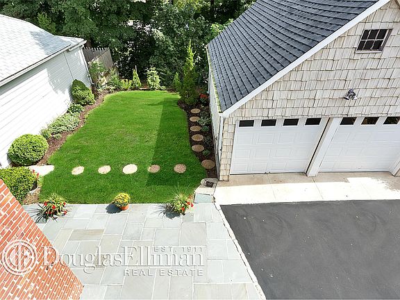 3rd image of 106 Saint Marks Pl