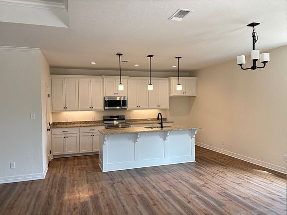 5th image of 236 Oak Valley Dr