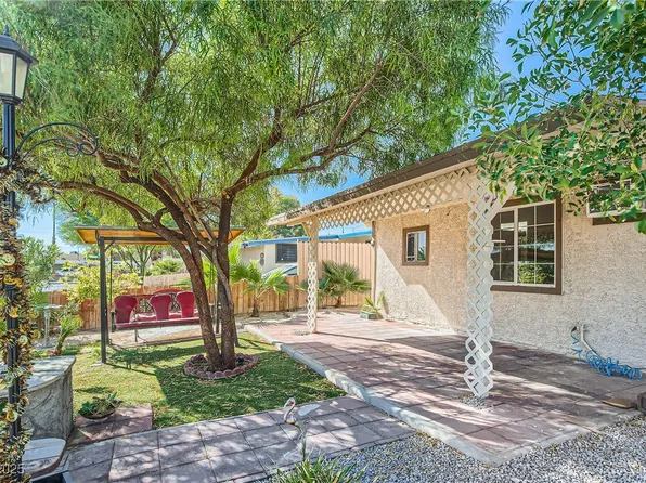 1720 Weeping Willow Ln, Las Vegas, NV 89104