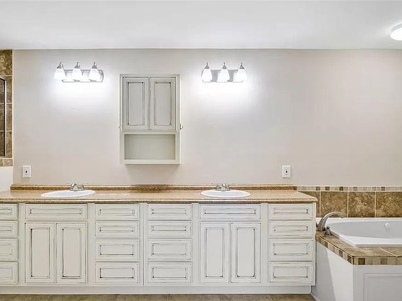 5th image of 9055 Lakeview Dr