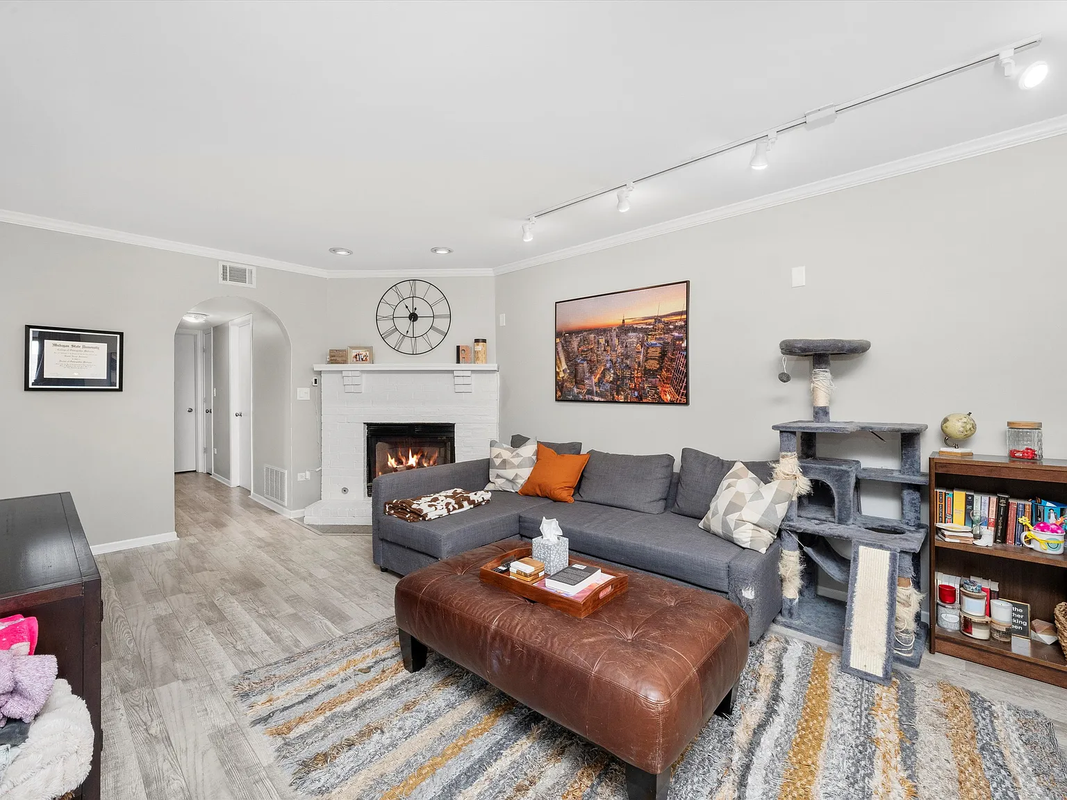 2 bed, 1200 sqft, $2,300 — Photo 2