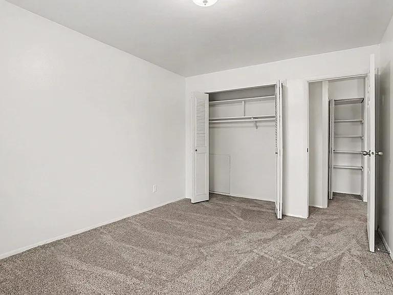 Fairlane Apartments — Photo 20