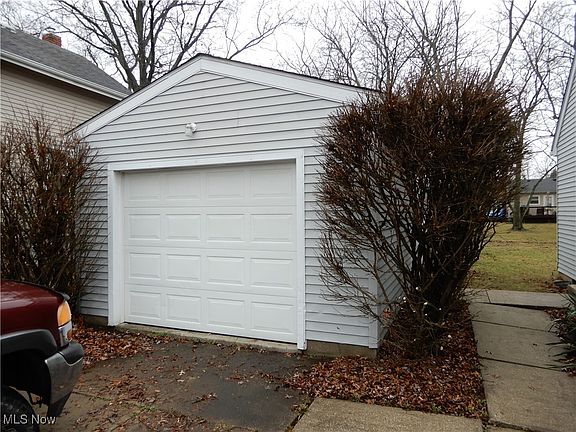 4th image of 820 Ravenswood St