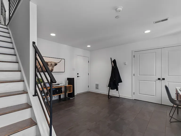 136 Burnside St — Photo 4