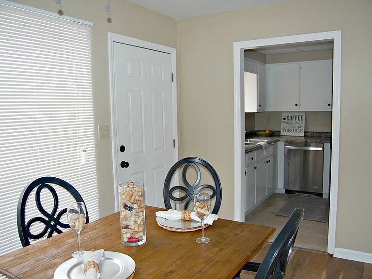 104 Hillsboro Ln — Photo 4