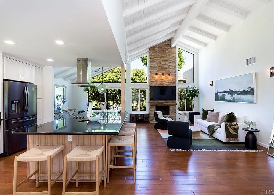 1st image of 724 Camino Catalina