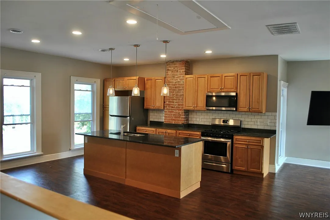 3 bed, 1.0 bath, 1500 sqft, $2,000 — Photo 4