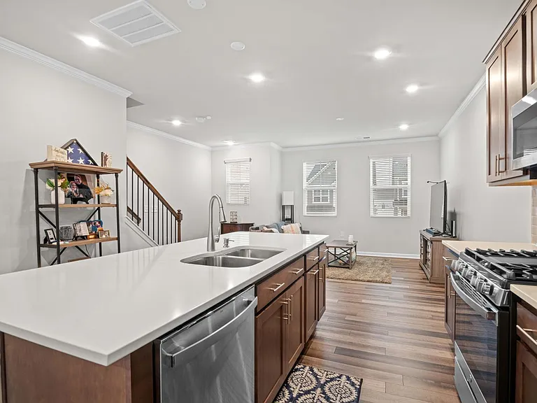 728 Cormiche Ln — Photo 8