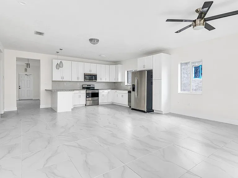 2780 NW 15th St — Photo 5