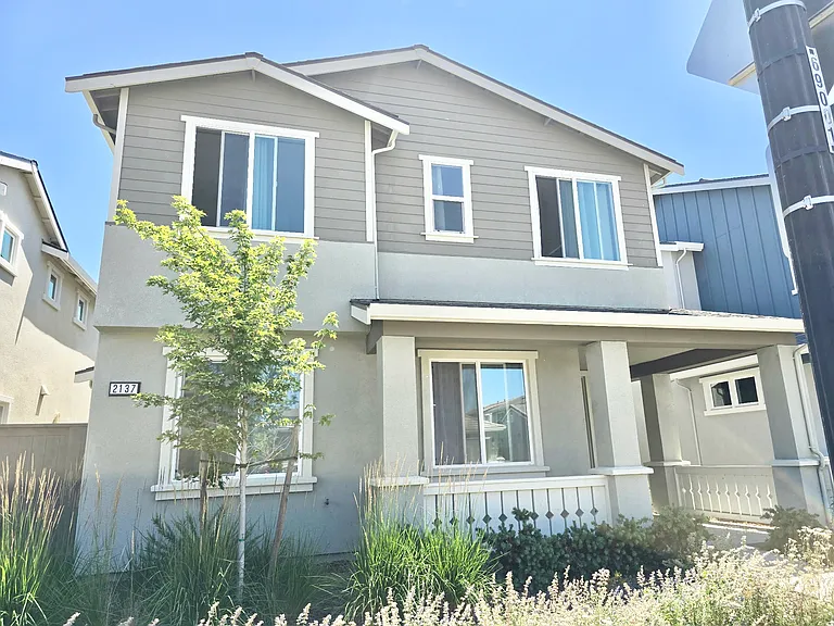 2137 Hunt St — Photo 2