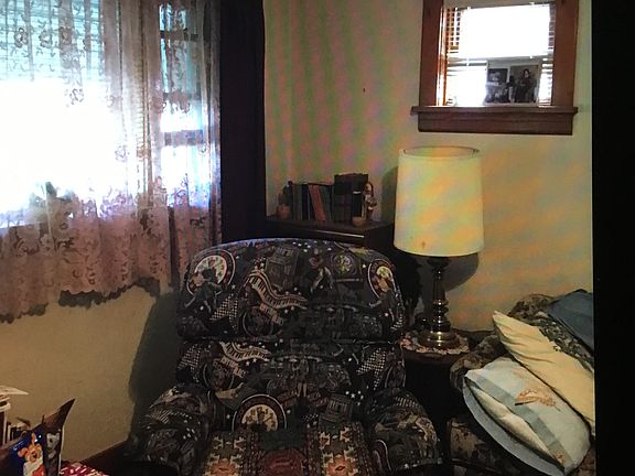 2nd image of 820 Elm St