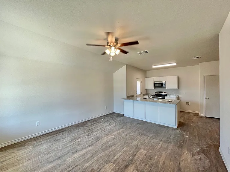1704 Clovis Dr — Photo 3