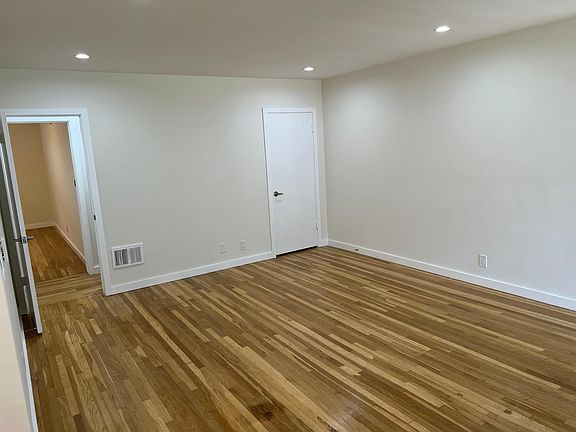 3rd image of 260 S Doheny Dr APT 1