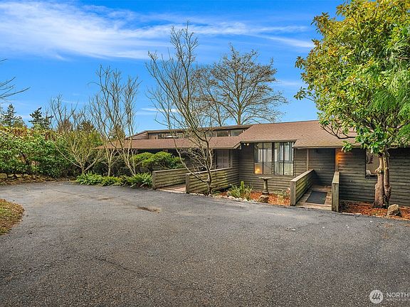 5th image of 11519 Sea Breeze Avenue SW