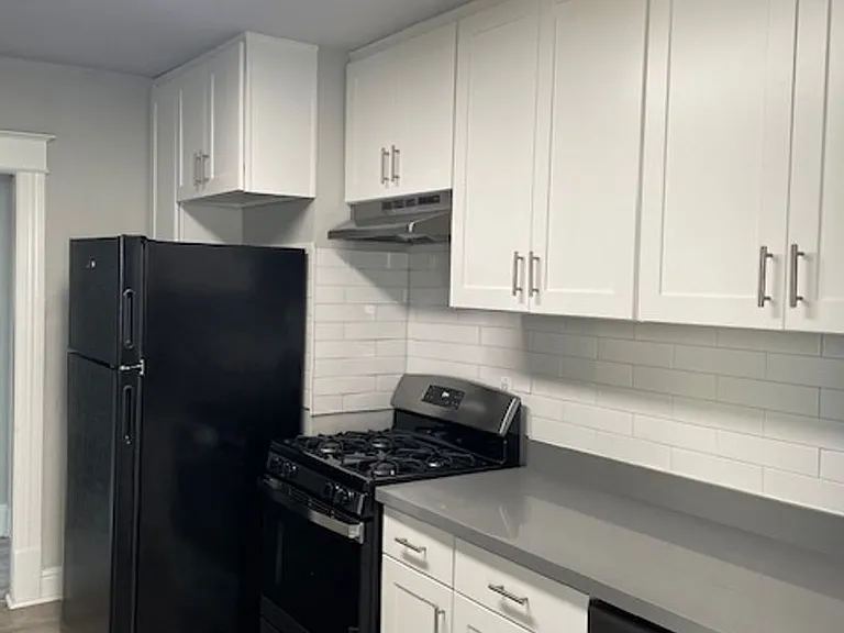 Farrah Apartments: 1 & 2 Bedroom Renovated Units — Photo 35