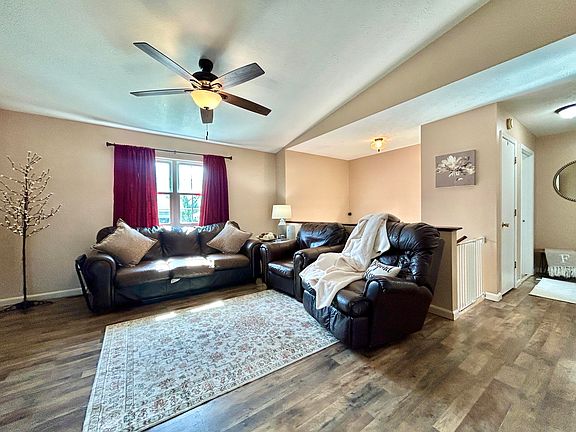 4th image of 3904 Castlewood Ct
