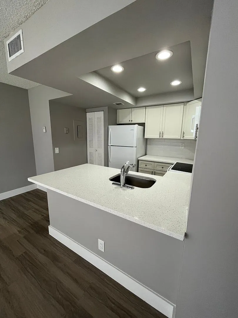 One Bedroom One Bathroom! With A Lake-View! — Photo 3