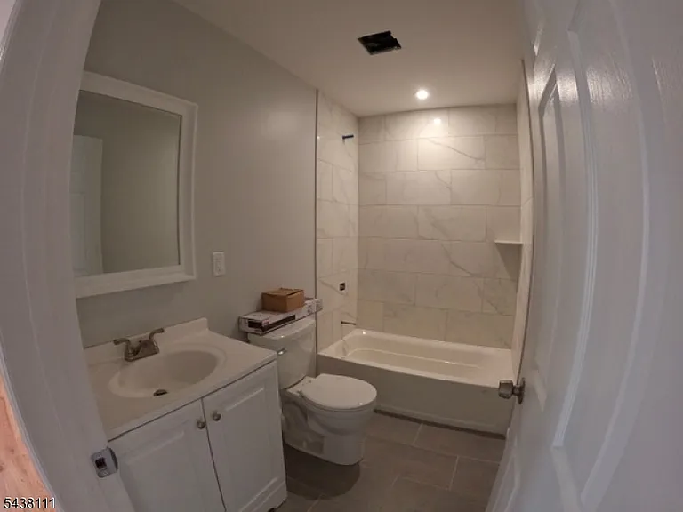 520 Bayway Ave — Photo 5