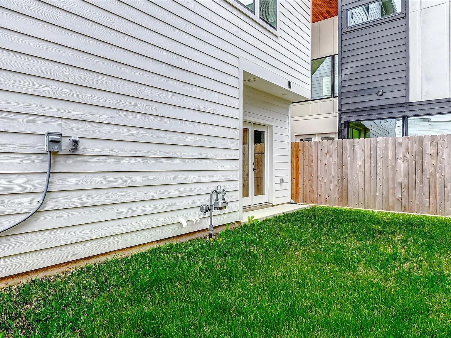 3 bed, 3.5 bath, 2365 sqft, $3,000 — Photo 3