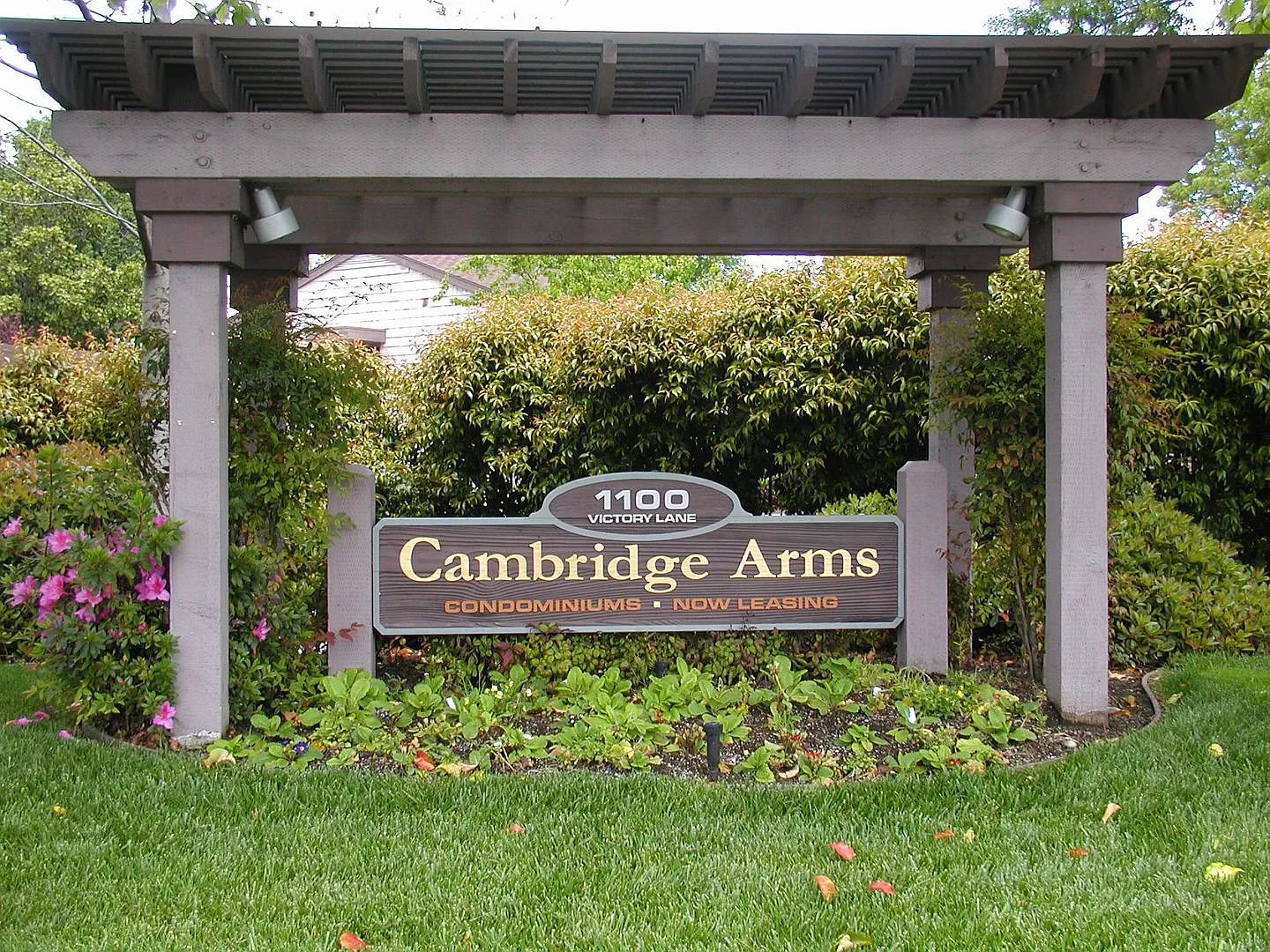CAMBRIDGE ARMS CONDOMINIUMS — Photo 2